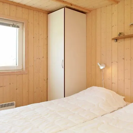 Three-bedroom Holiday In 26 * Oksbøl
